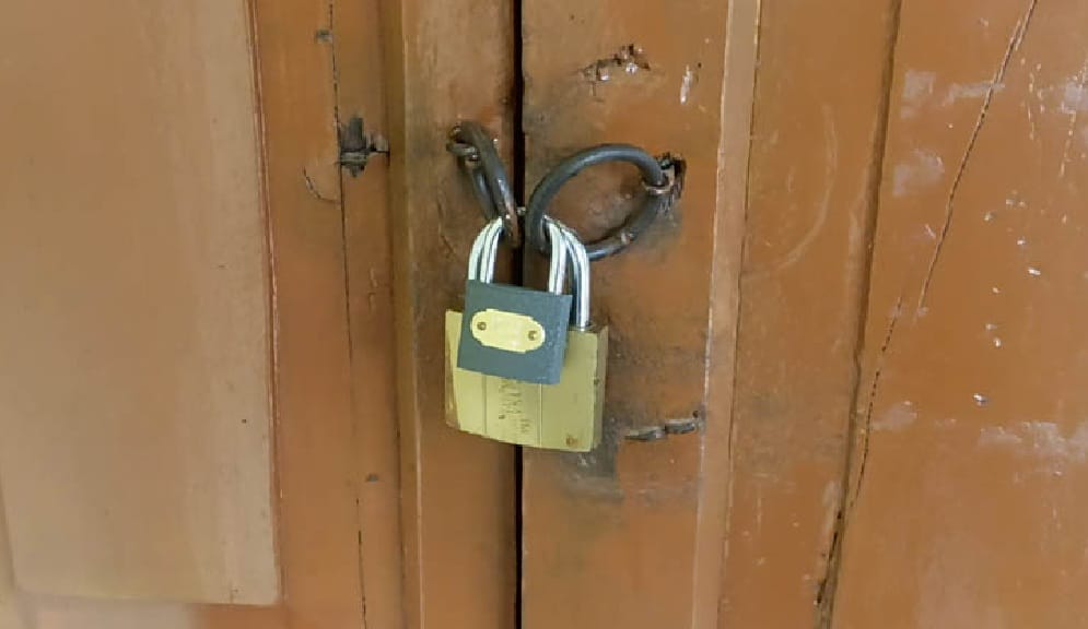 কিস্তির টাকা না পেয়ে গ্রাহকের ঘরে তালা দিলেন এনজিও কর্মী